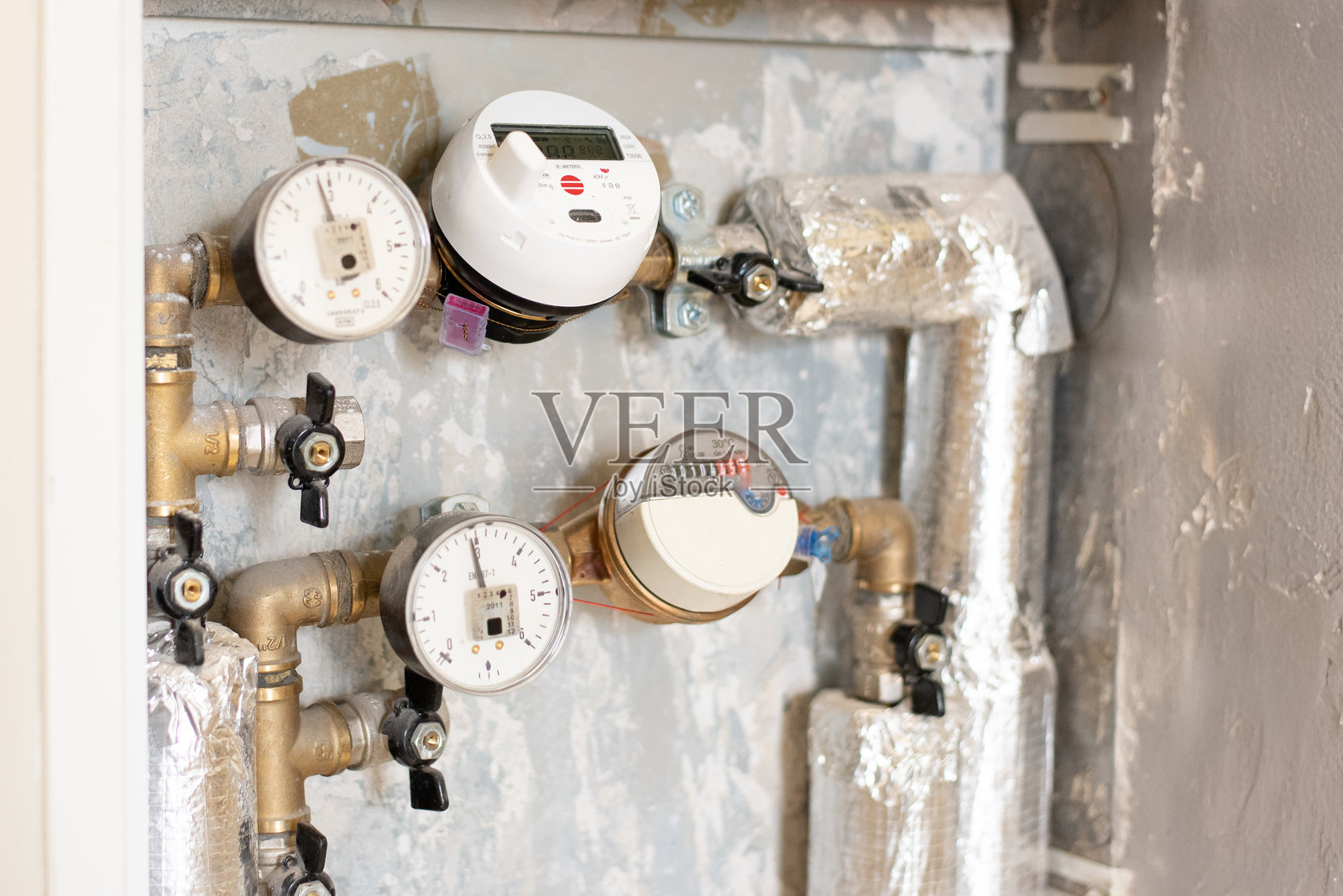 住宅公用箱中的水表和热量表及管道系统照片摄影图片