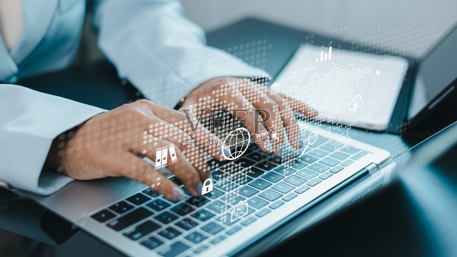 女商人正在使用笔记本电脑输入，背景是全球数字网络图标和网络安全技术。照片摄影图片