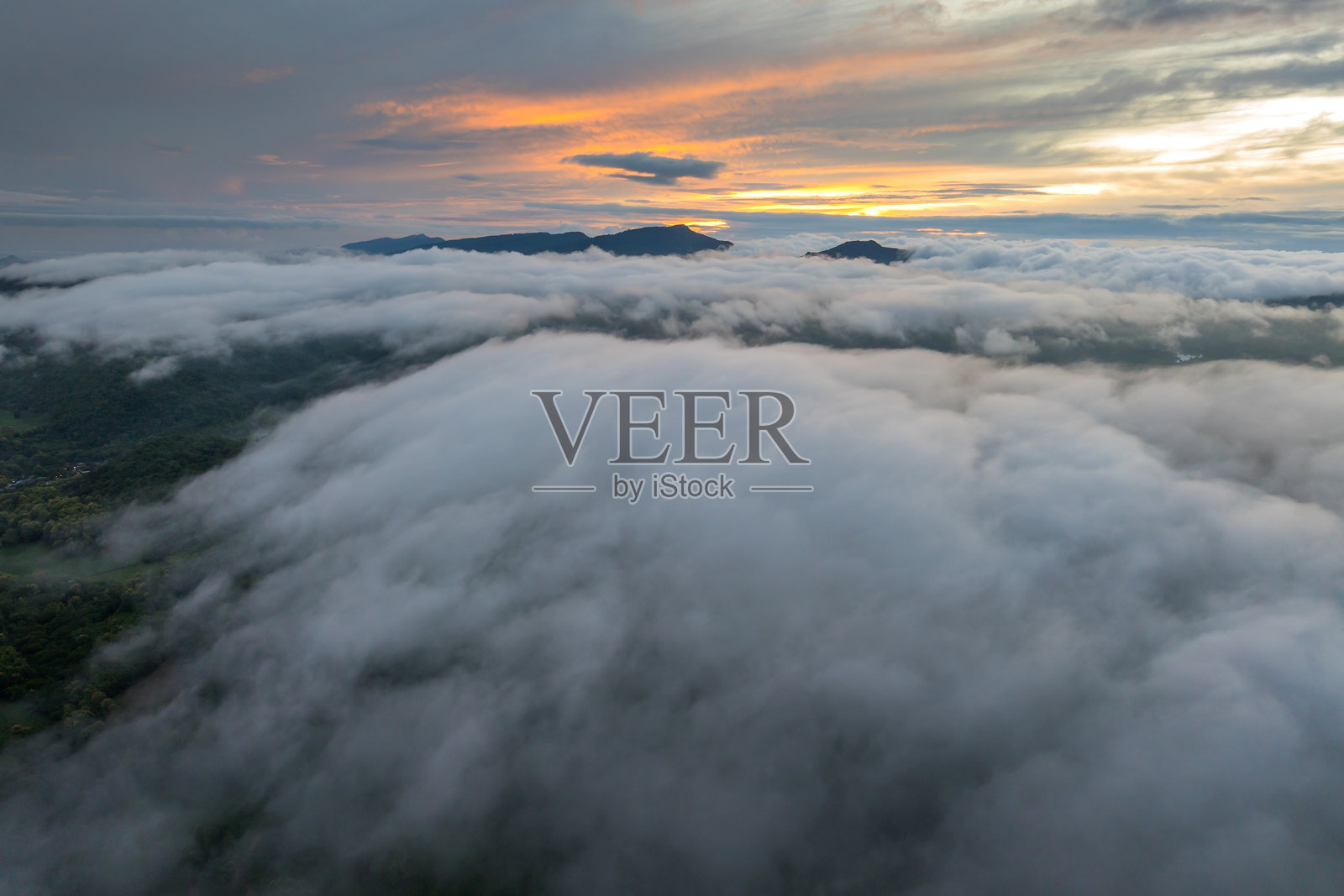 泰国兰帕邦湄莫邦邦普艾以上壮丽的日出景观和海雾覆盖的山谷。空灵高原与金色光芒。照片摄影图片