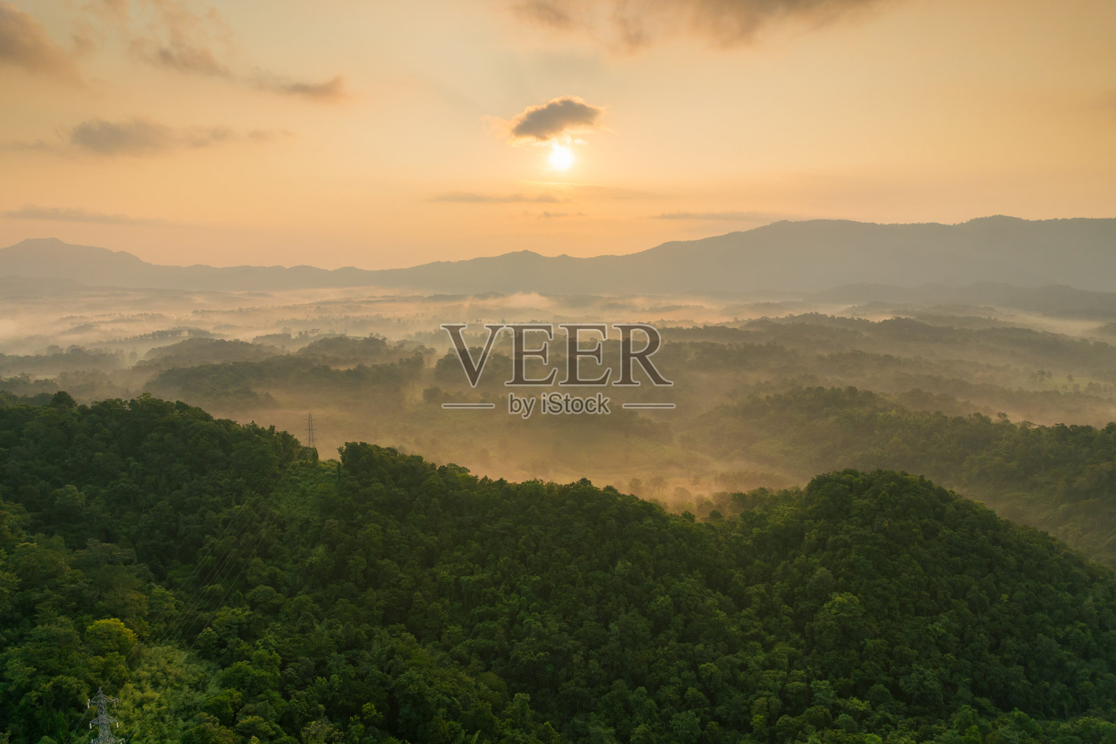 泰国兰邦府湄摩班庞普艾上方壮丽的日出景观和雾海，空灵的高地和金色光芒。照片摄影图片