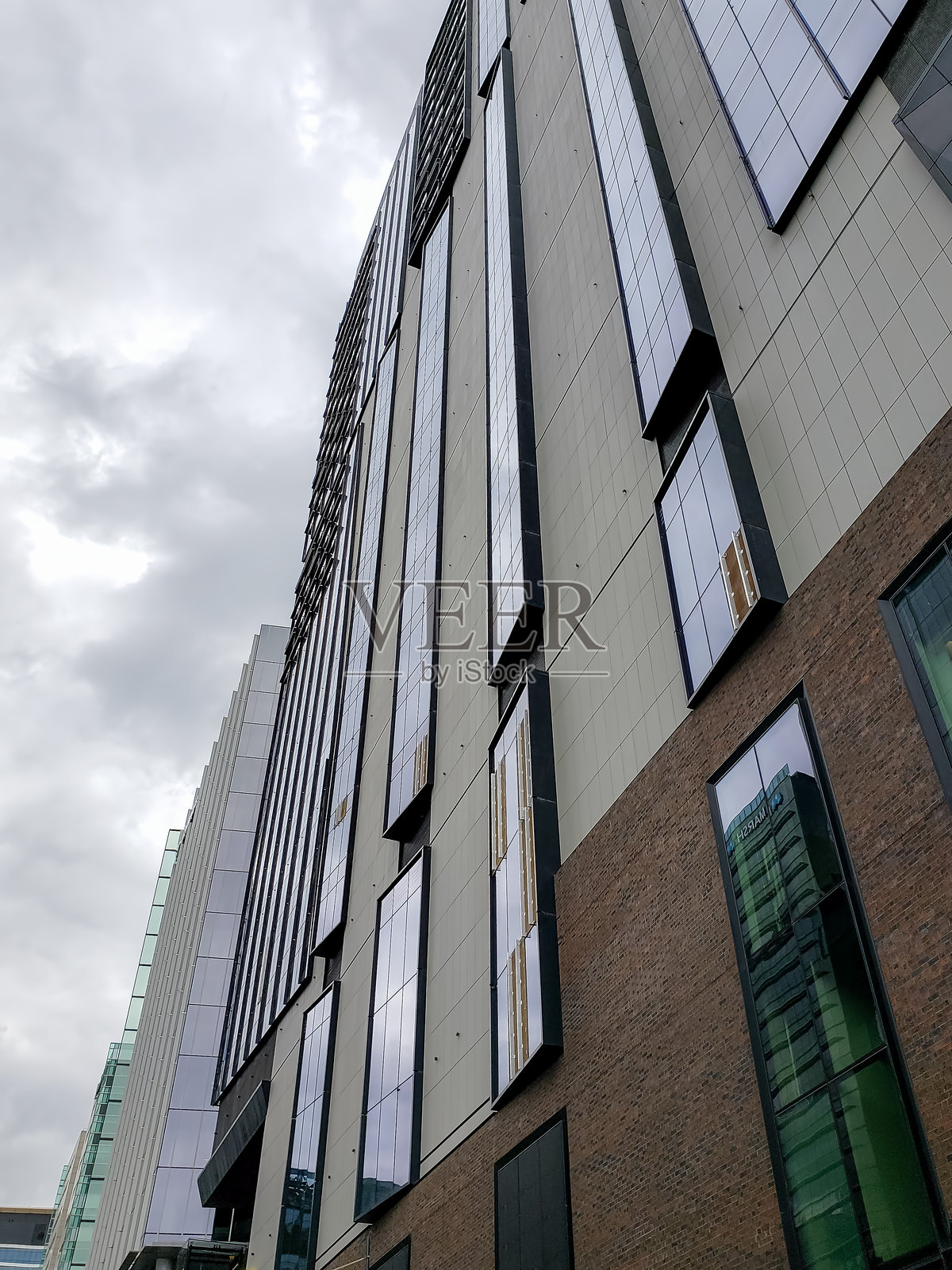 现代建筑在戏剧性天空下的仰视视角照片摄影图片