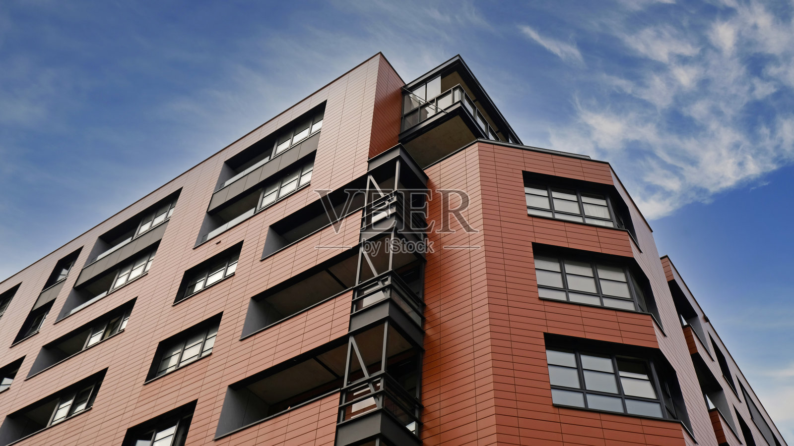 新建城区现代房屋的外观。窗户、阳台的建筑细节。房地产、住宅公寓和办公楼建筑。照片摄影图片