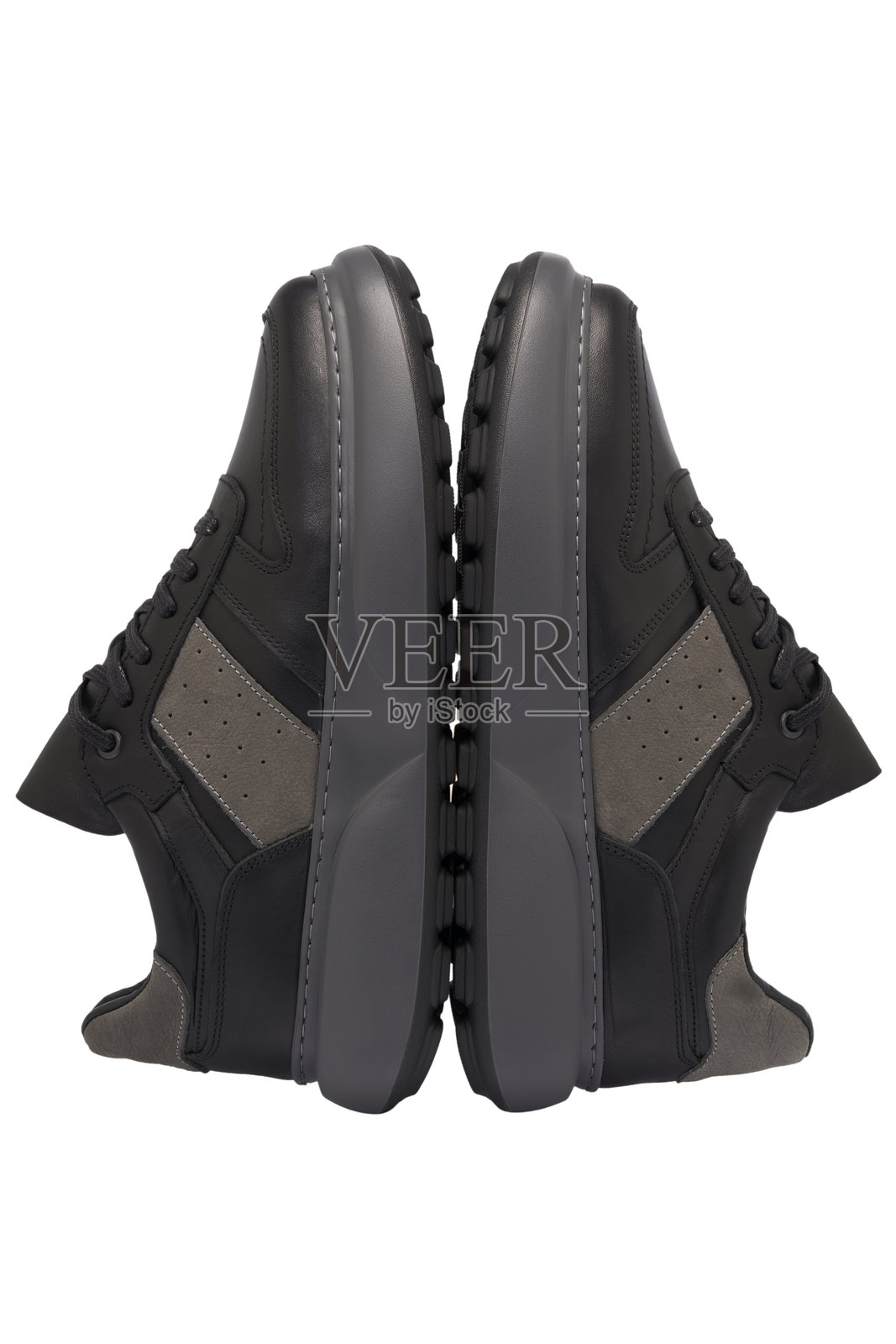 白色背景上的男士皮鞋照片摄影图片