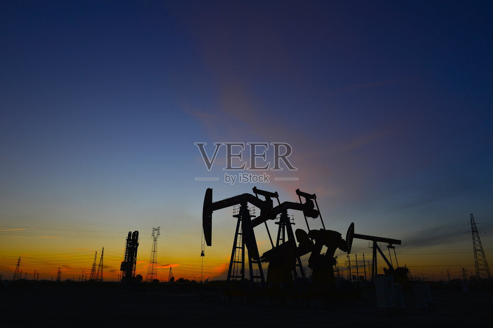 户外工作的油泵照片摄影图片