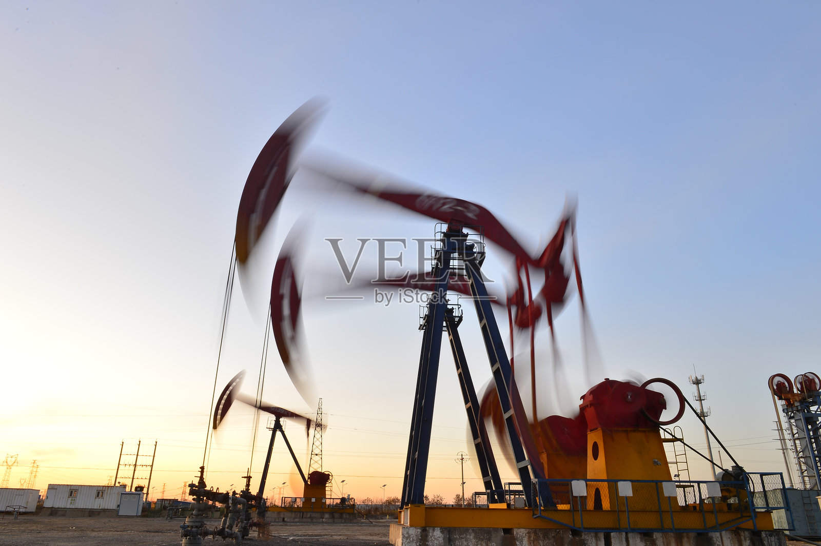 户外工作的抽油机照片摄影图片