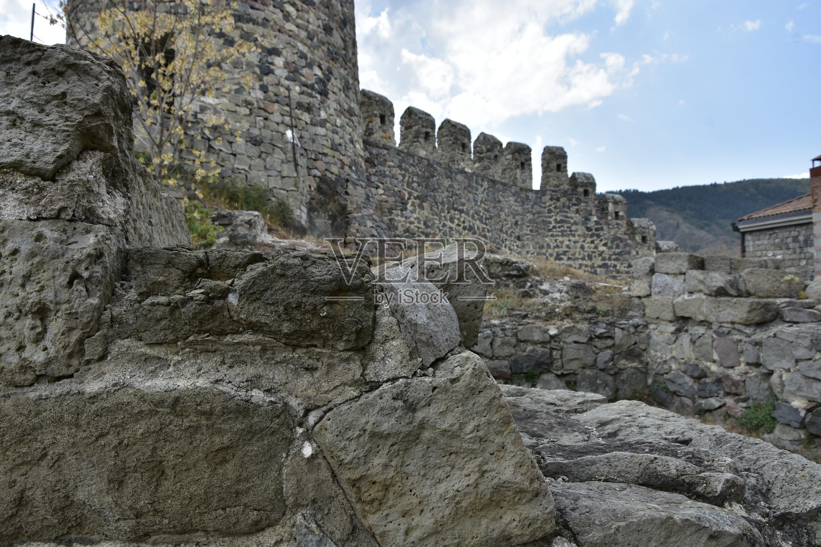 翻新后的阿哈尔齐赫拉巴提城堡内部的建筑、文化历史建筑群和建筑立面元素，格鲁吉亚。照片摄影图片