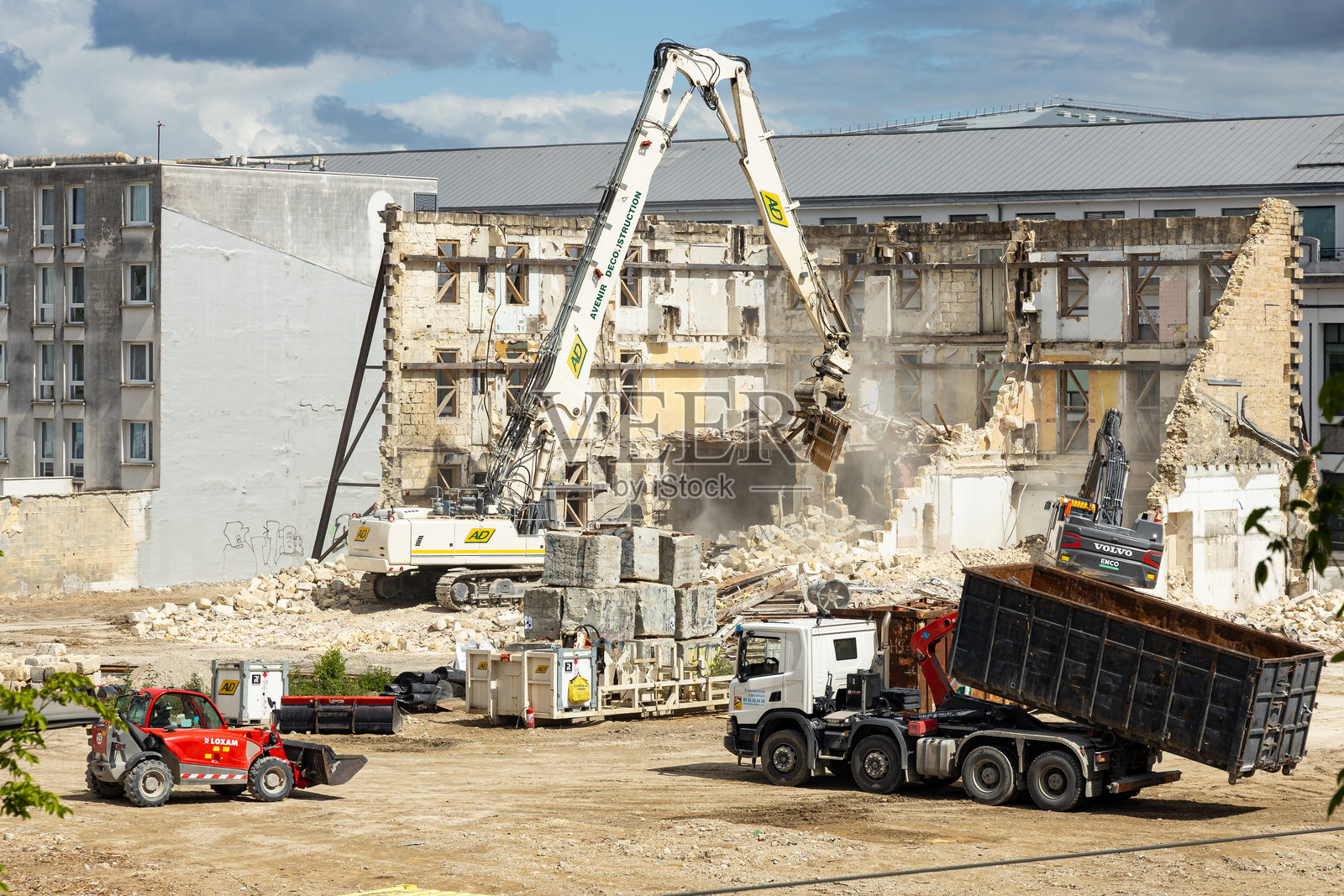 卡诺皮亚项目在波尔多车站附近拆除旧房屋的挖掘机照片摄影图片
