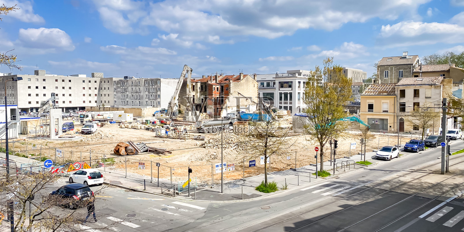 法国波尔多，建筑工地，堆积如山的瓦砾和部分拆毁的建筑照片摄影图片