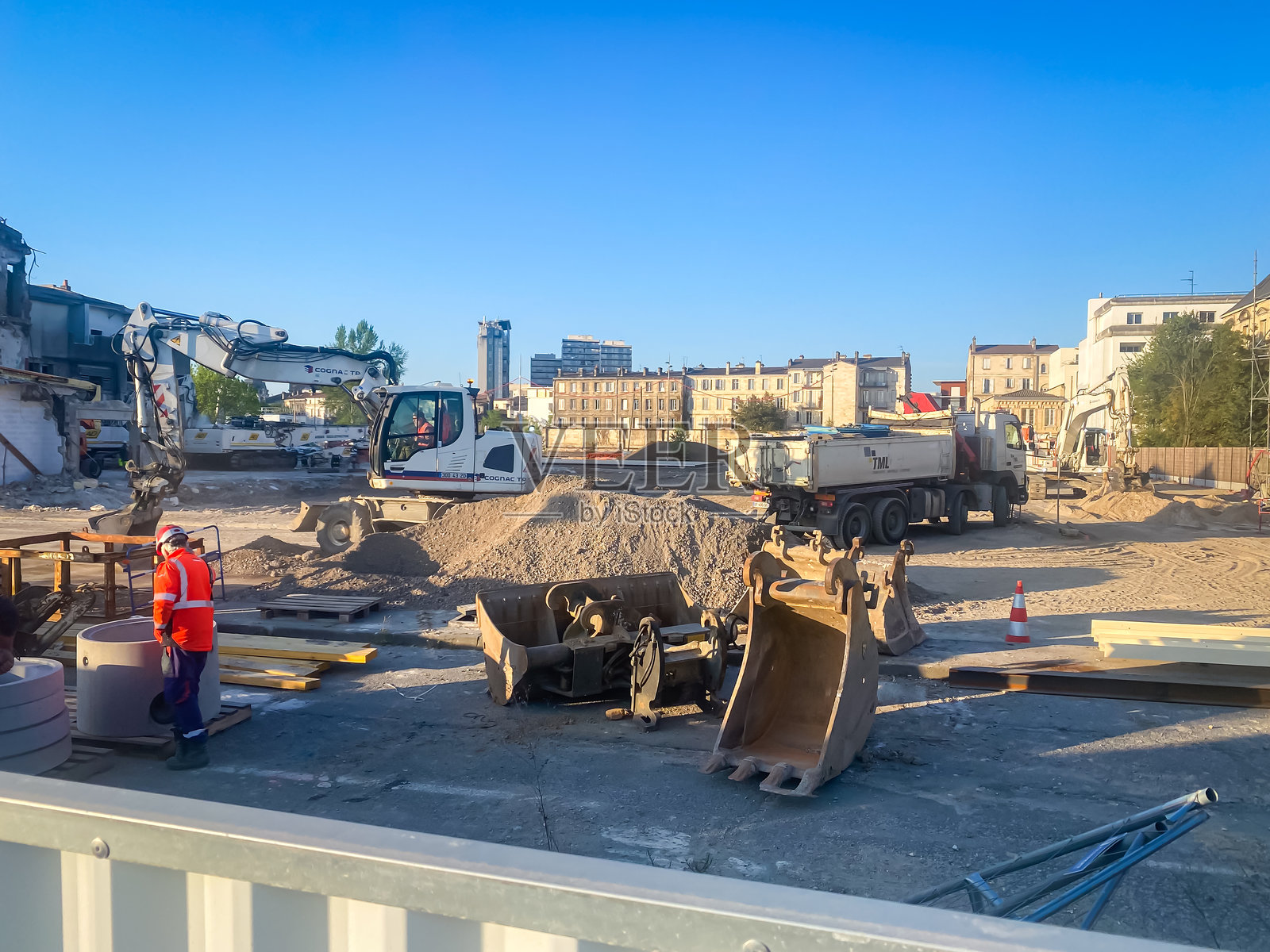 工人和机械在Canopia工地进行拆除作业，清理瓦砾。照片摄影图片