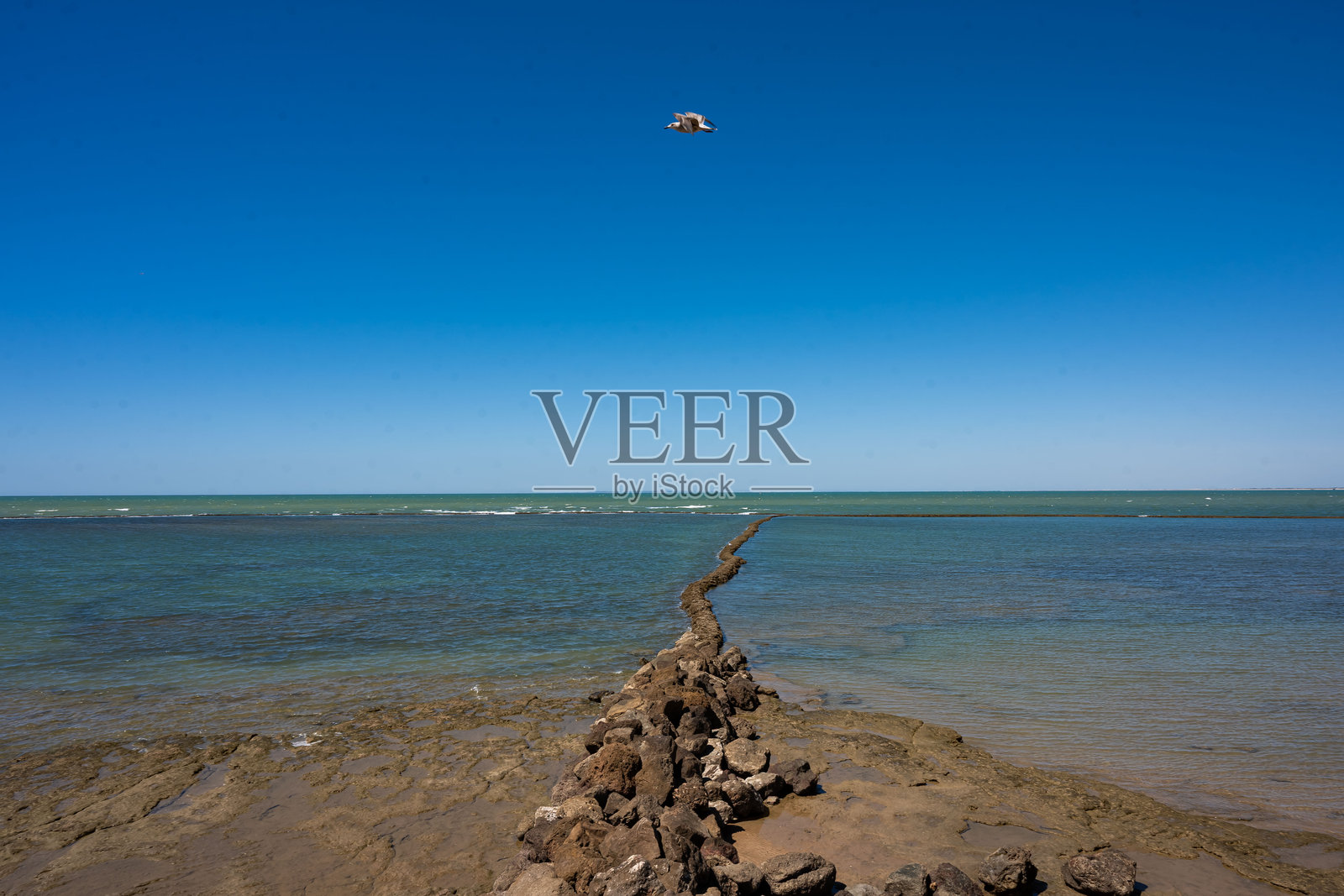 奇皮奥纳渔业围栏，岩石区域的人工石围，适合钓鱼。夏季大西洋。照片摄影图片