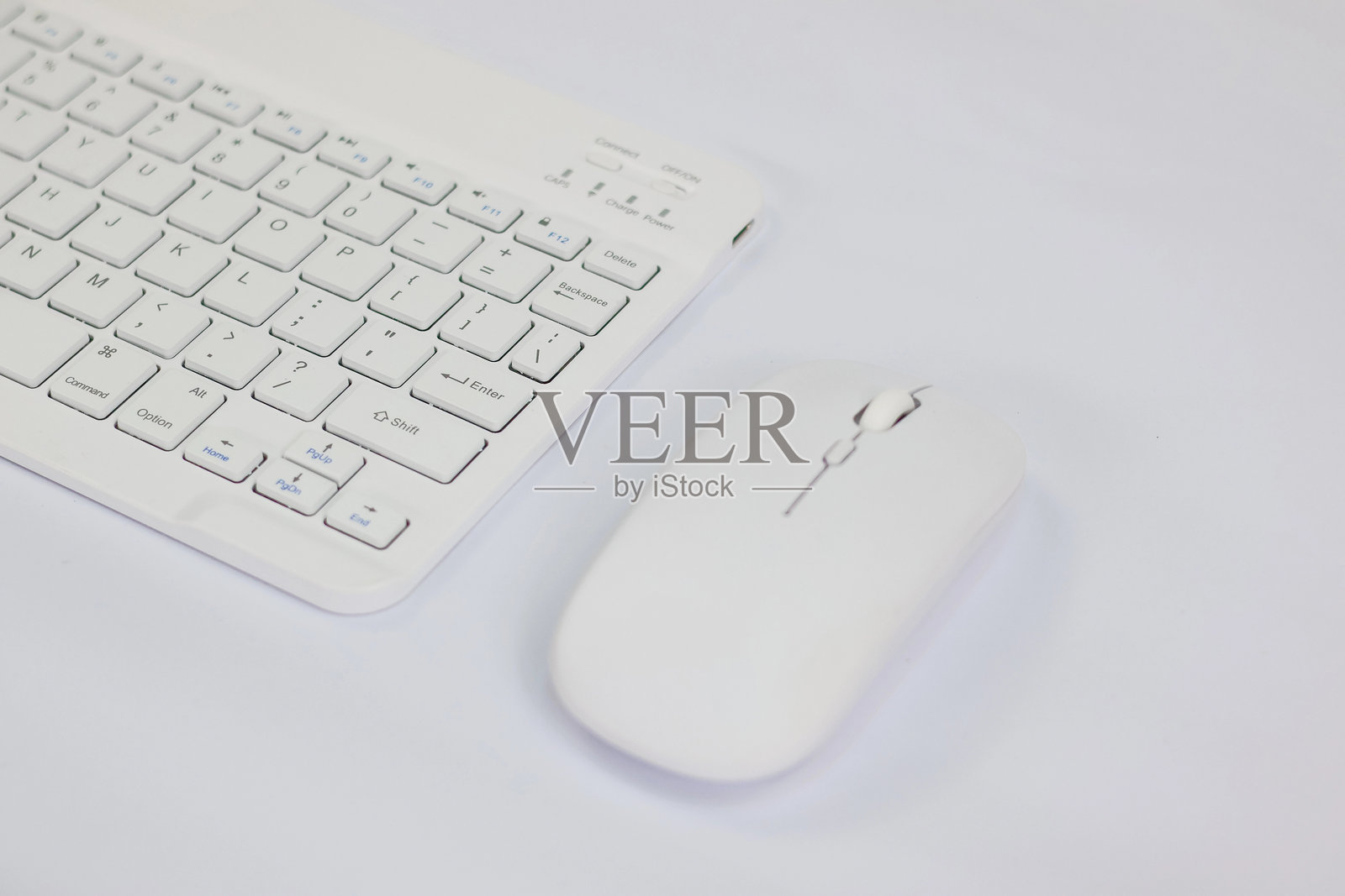 白色的电脑键盘和鼠标照片摄影图片