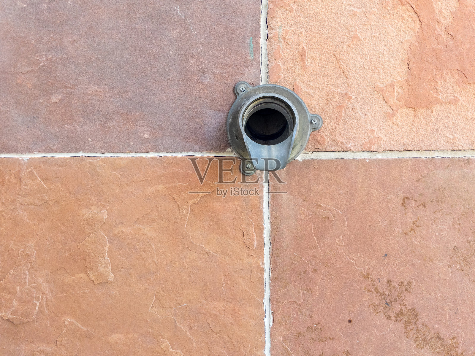陶瓦墙上的排水口正在排水照片摄影图片