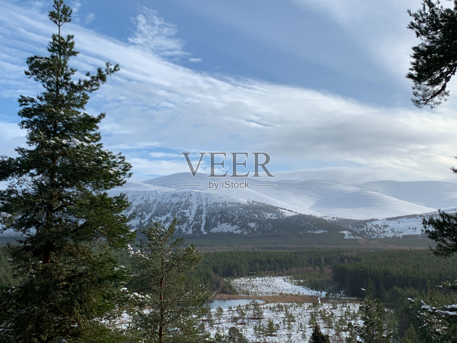 冬季晴天时，苏格兰凯恩戈姆国家公园的雪山之巅照片摄影图片