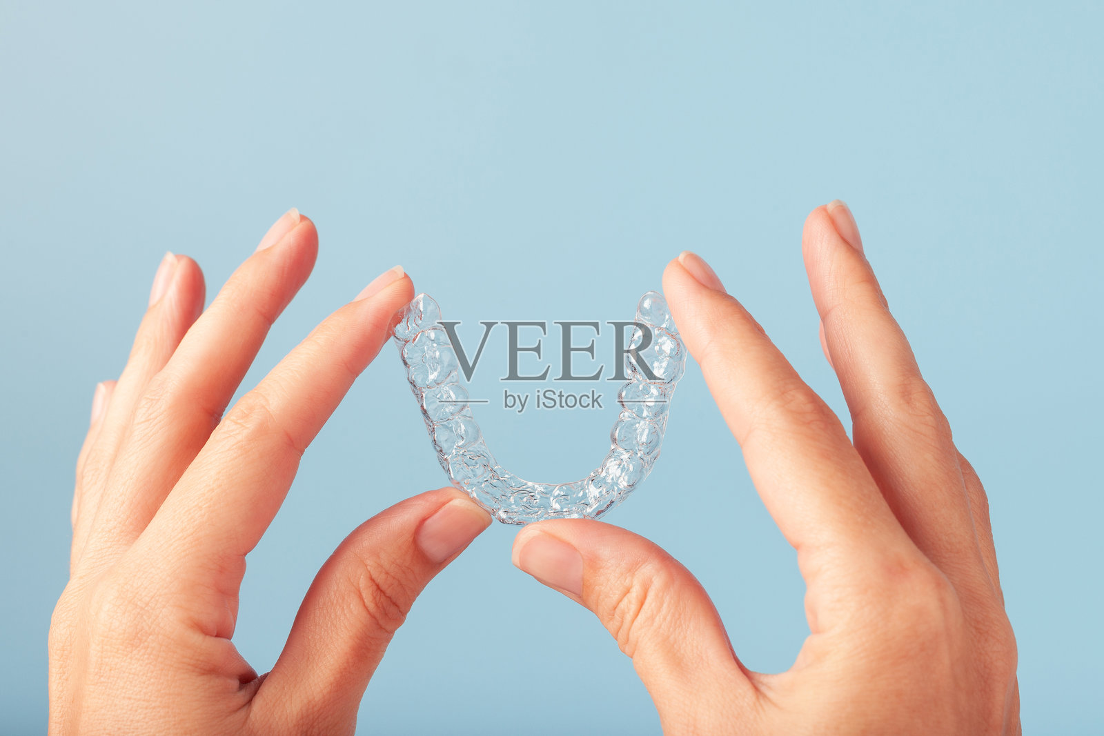 女性手持透明牙齿矫正器照片摄影图片