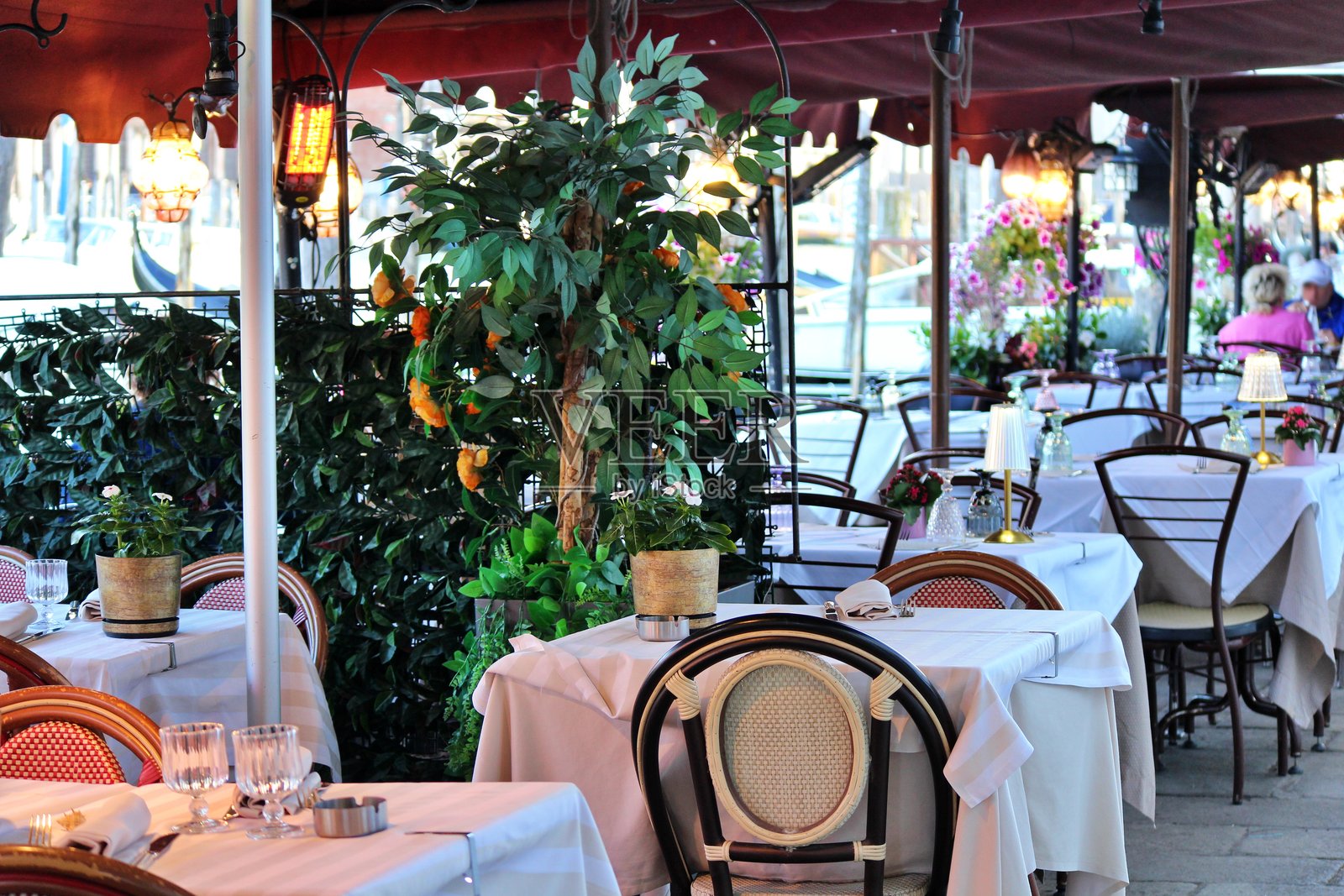 意大利威尼斯大运河沿岸餐厅的黄昏景观照片摄影图片