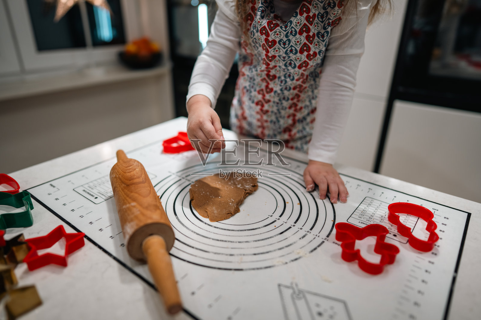 温馨的厨房里，在节日季与孩子一起烘焙节日饼干照片摄影图片