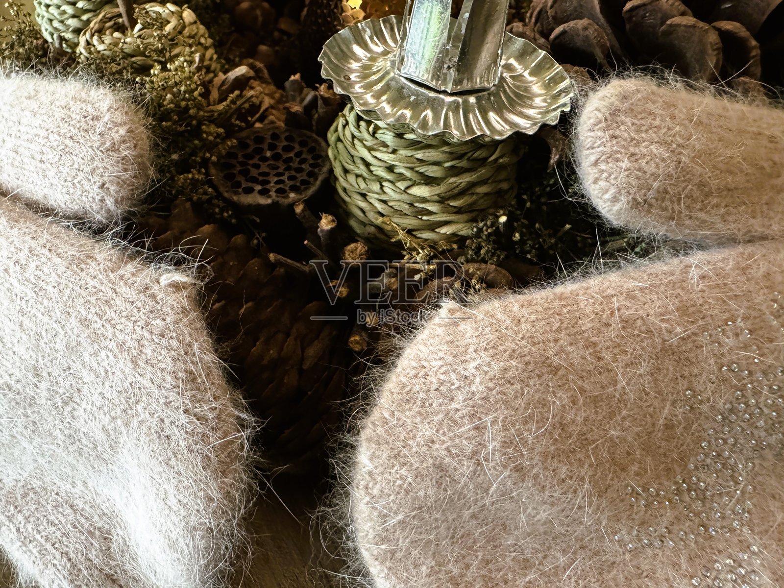 安哥拉针织品、绿色编织元素和松果的舒适冬季组合。照片摄影图片