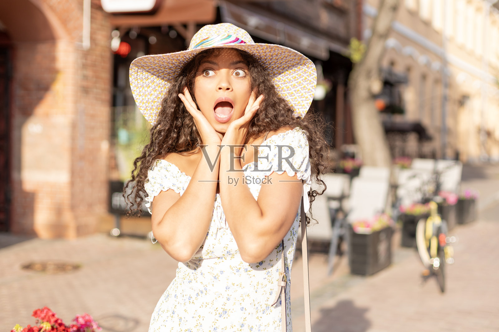 美丽的微笑的金发模特，穿着夏季嬉皮士服装。一位有趣的、积极的女性正在享受乐趣。照片摄影图片