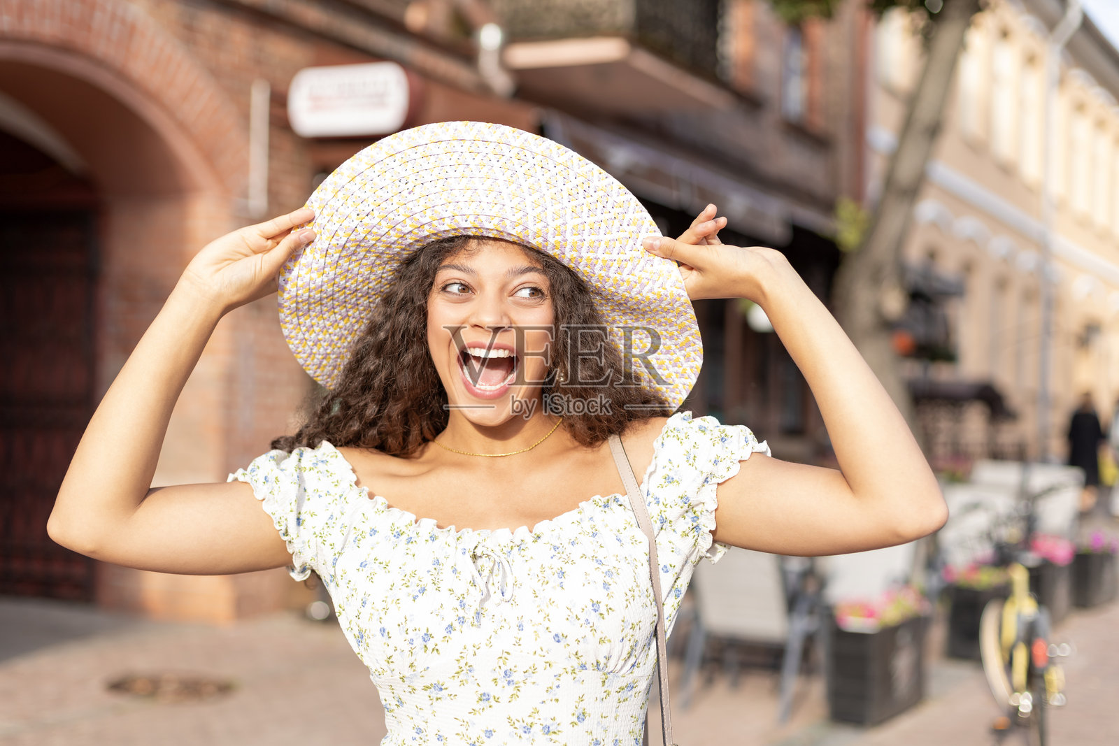 时尚女性肖像在城市中摆姿势，夏日街头时尚。大笑和微笑的肖像。照片摄影图片