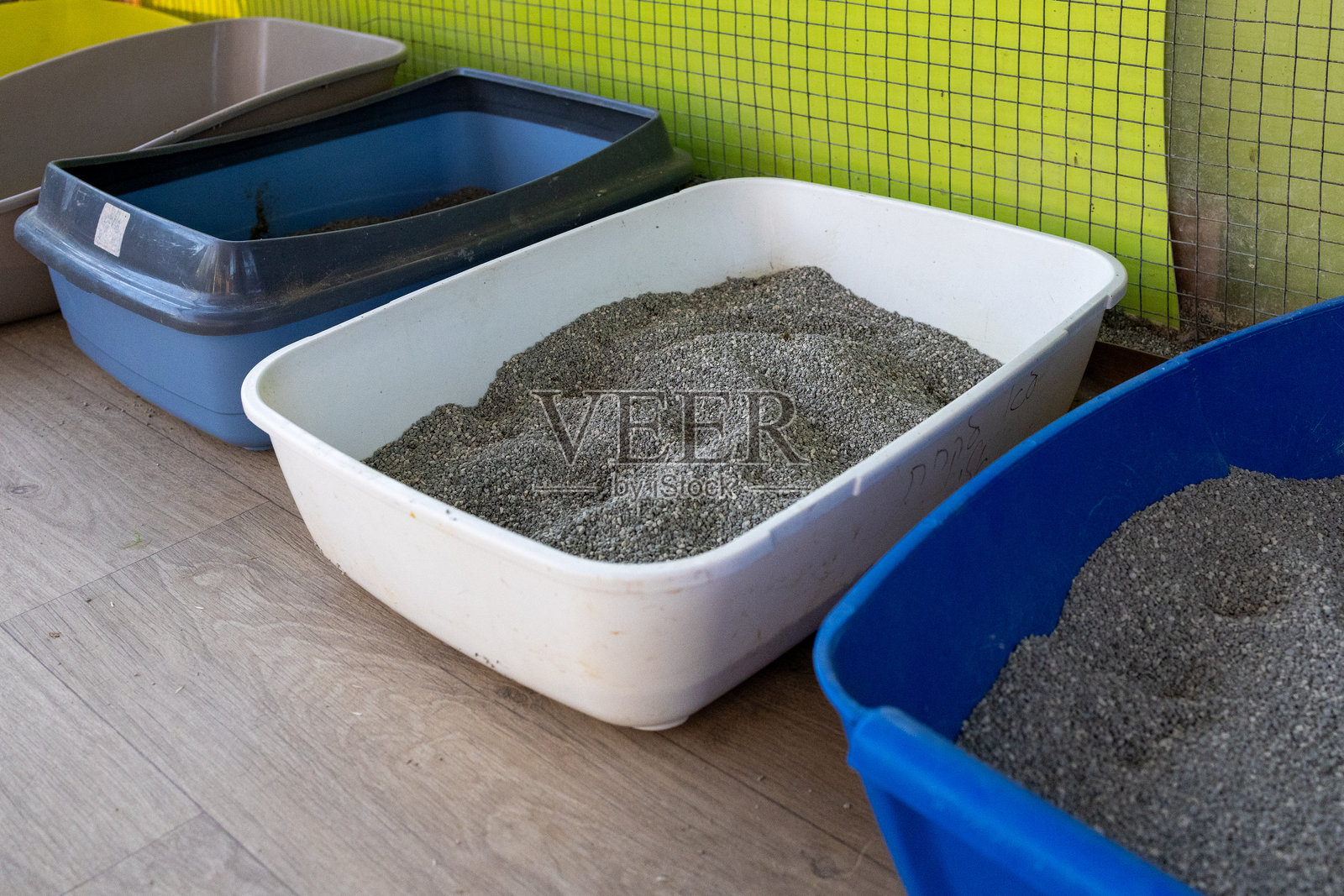 动物收容所里的多个猫砂盆照片摄影图片