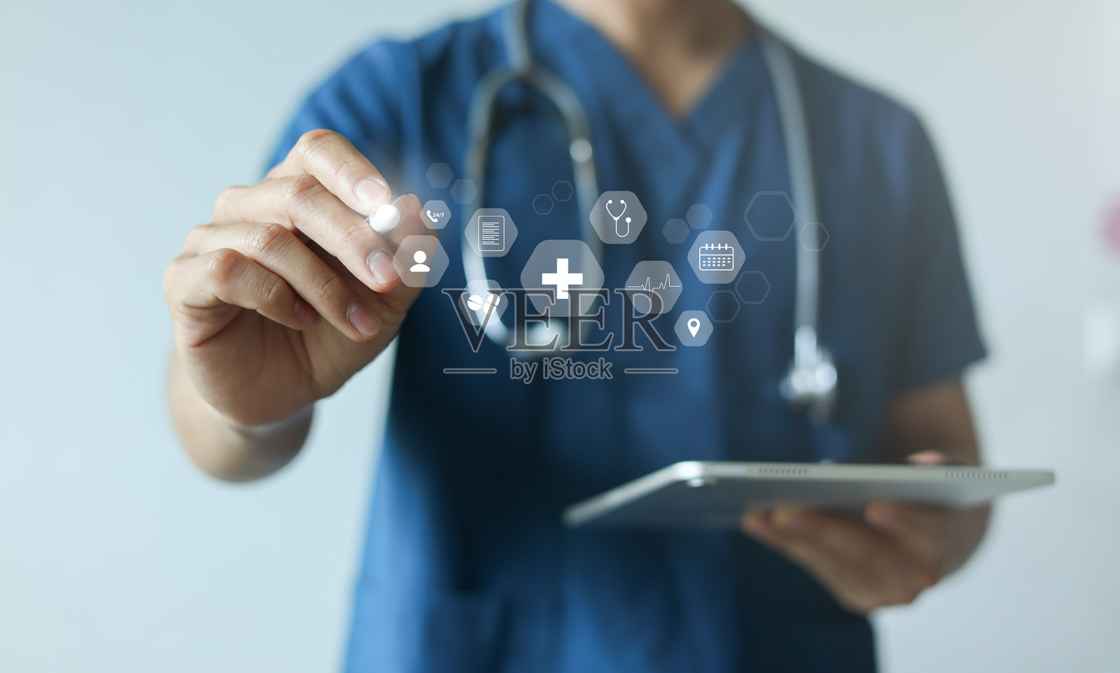 特写医生用手指向远程医疗计划的虚拟图标，该图标具有医疗的虚拟图标，代表现代创新医疗保健技术概念。照片摄影图片