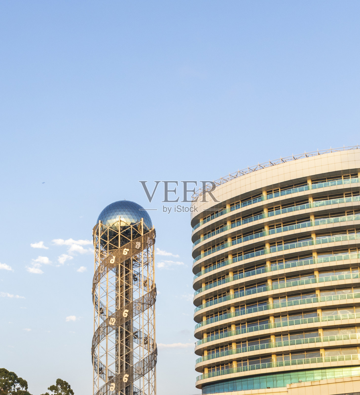 格鲁吉亚巴统市的地标性建筑——字母塔。照片摄影图片