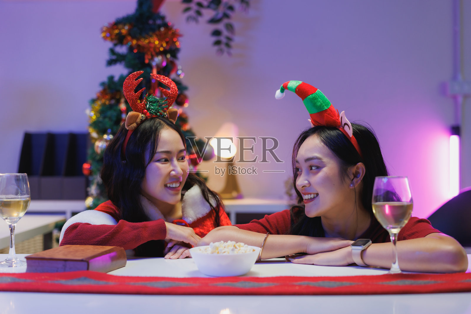 年轻的成年朋友们在家里庆祝圣诞节日派对照片摄影图片