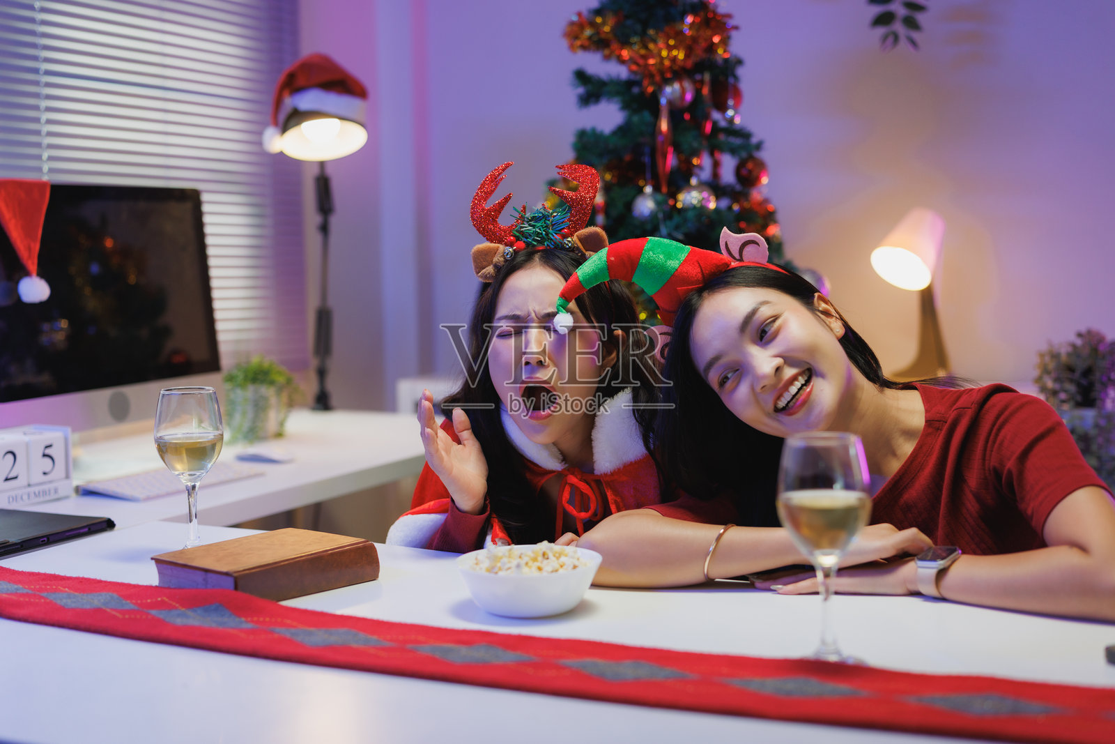 年轻女子在家中庆祝圣诞假日派对照片摄影图片