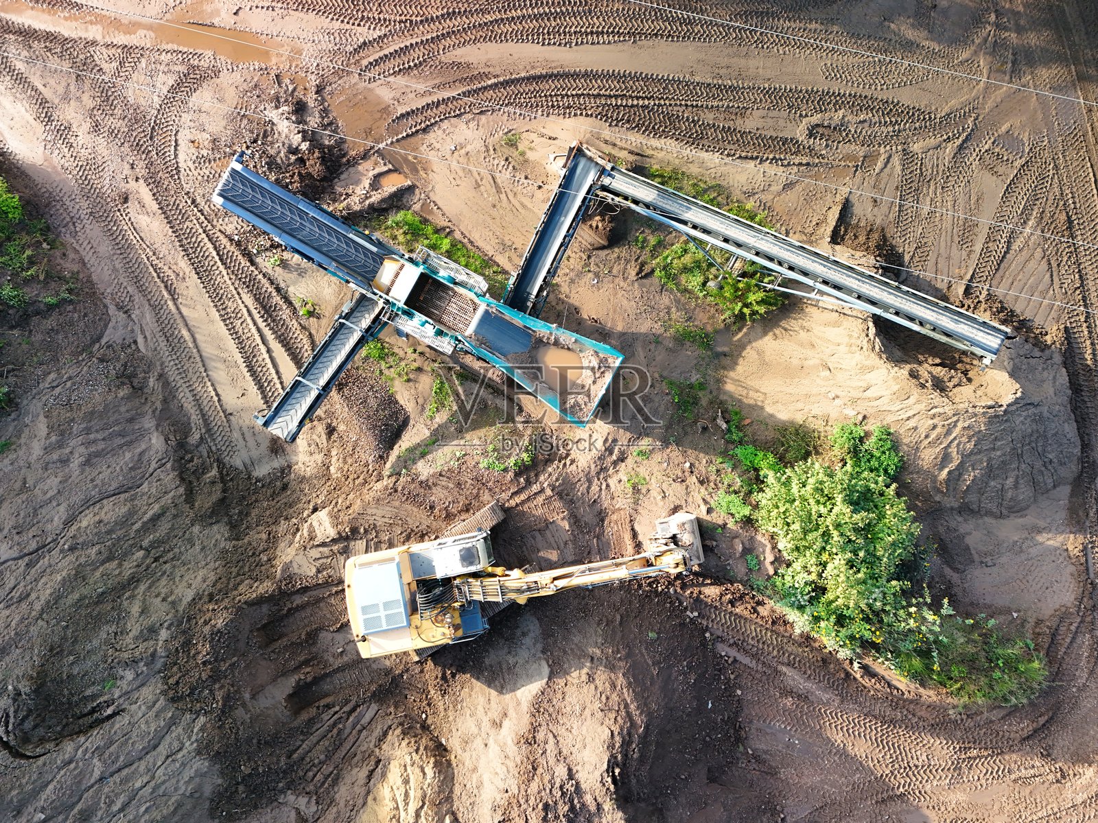 无人机航拍视角下的砂石加工厂和采石场输送系统照片摄影图片