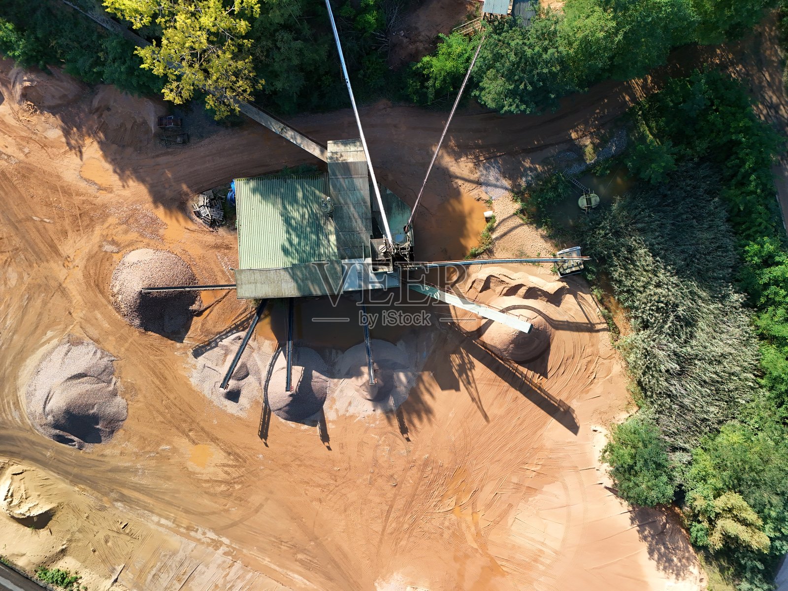 无人机航拍视角下的砂石加工厂和采石场输送带系统照片摄影图片