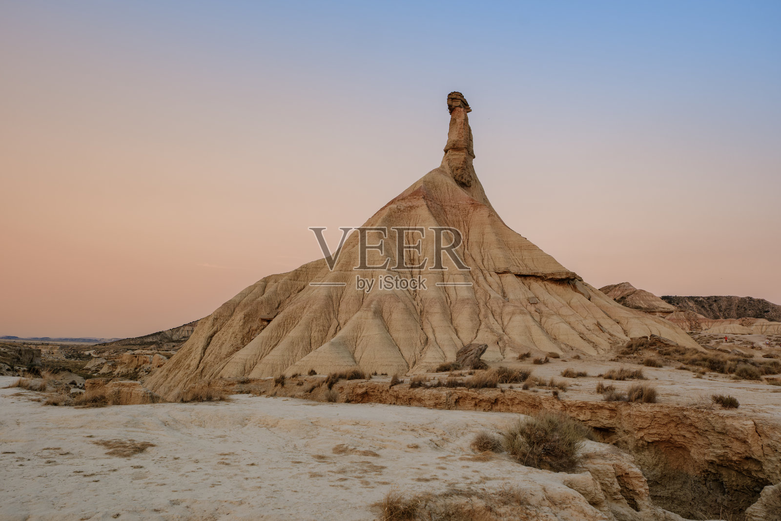 西班牙纳瓦拉省巴尔德纳斯 reales 的卡斯蒂略德蒂埃拉标志性地貌日落景观，著名的恶地地标，侵蚀的粘土尖塔，半干旱沙漠照片摄影图片