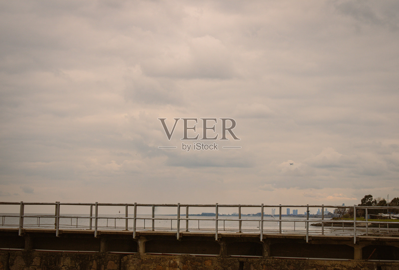 空无一人的码头，背景是戏剧性的天空。照片摄影图片