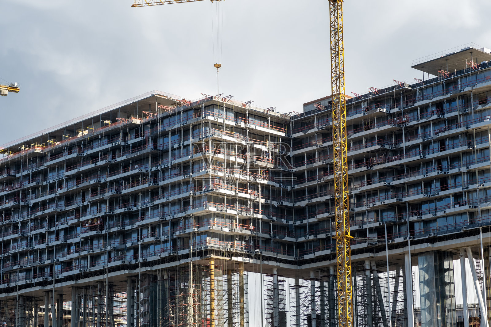 白天城市背景下起重机正在建造高层建筑照片摄影图片