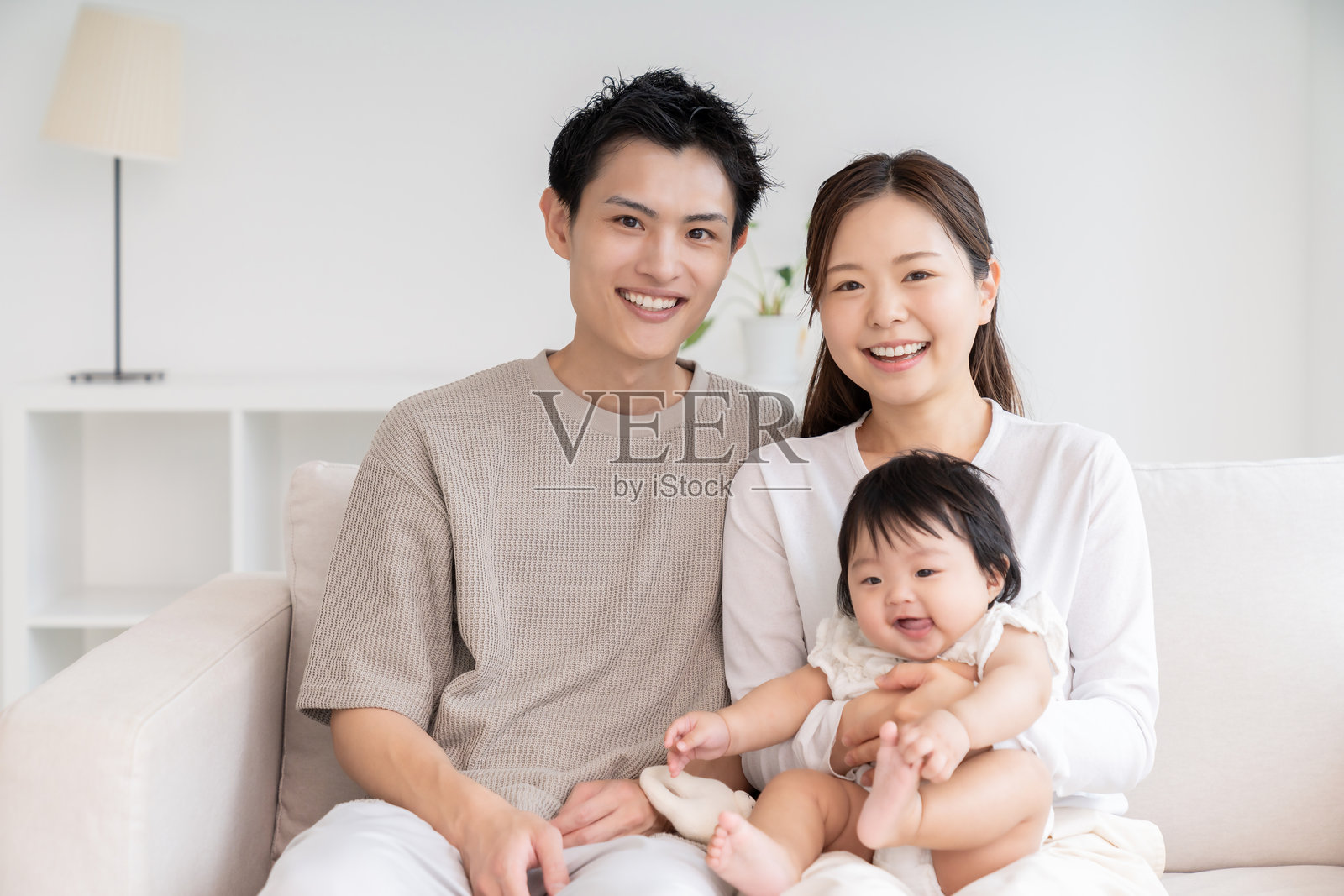 亚洲父母和女儿，三口之家照片摄影图片