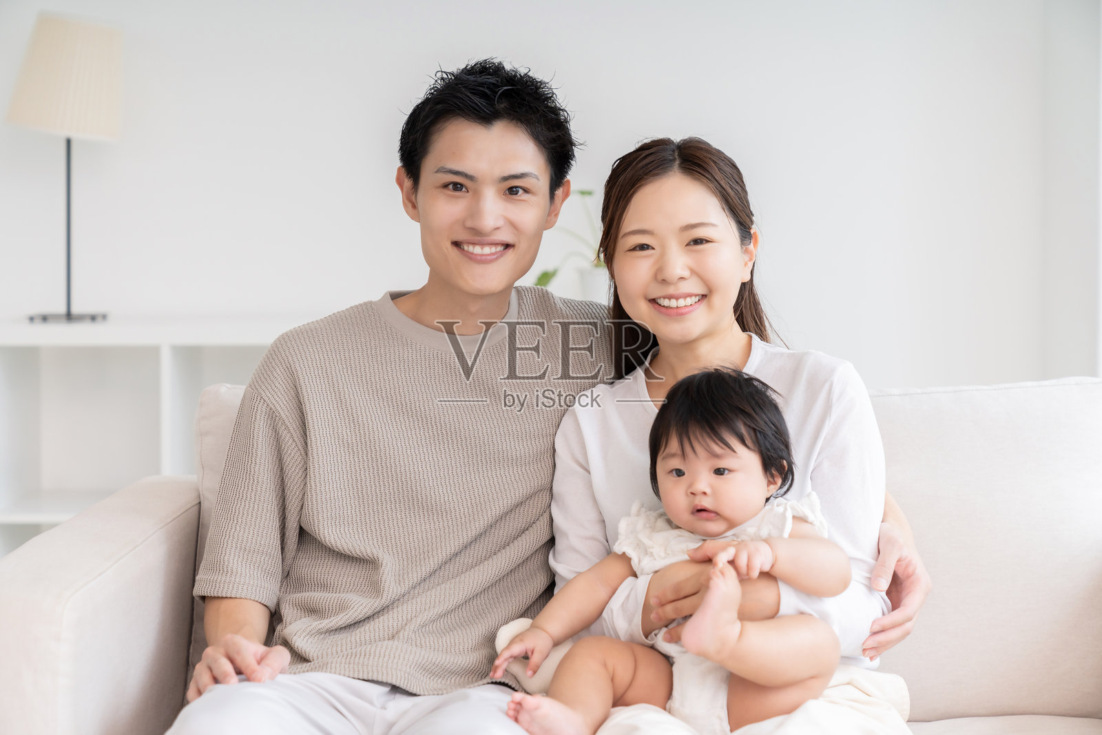 亚洲父母和女儿，三口之家照片摄影图片