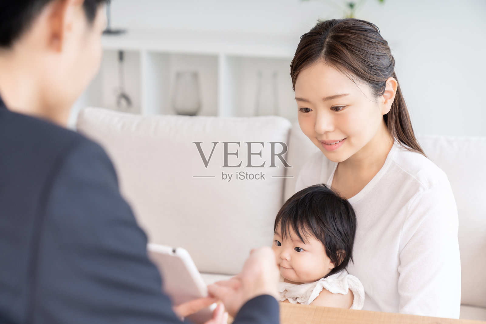 亚洲母亲和婴儿，商务会议照片摄影图片