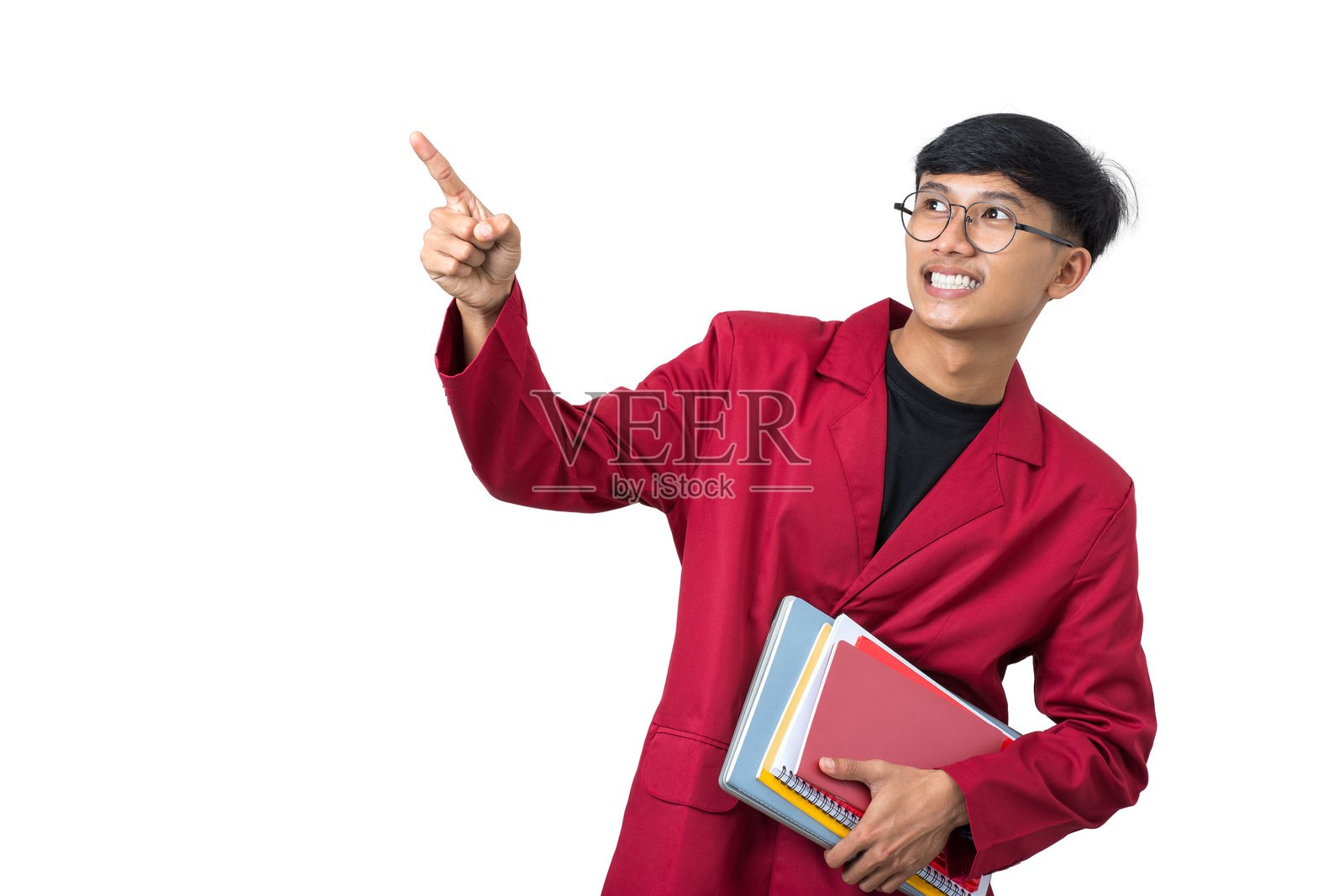 一名年轻的大学生微笑着竖起手指，在白色背景上孤立地指向某物进行宣传。照片摄影图片