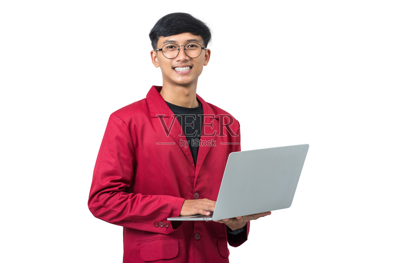 微笑的年轻亚洲大学生在笔记本电脑上做家庭作业，孤立在白色背景上照片摄影图片