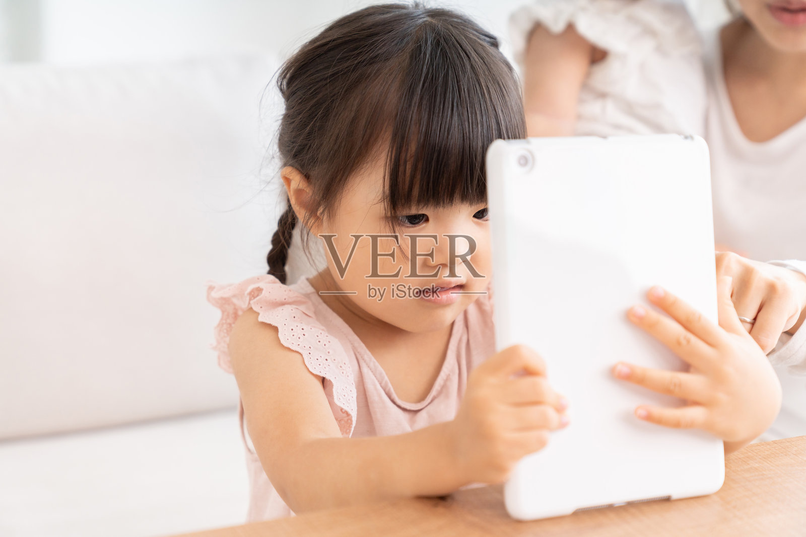 亚洲父母和女儿，平板电脑，三口之家照片摄影图片