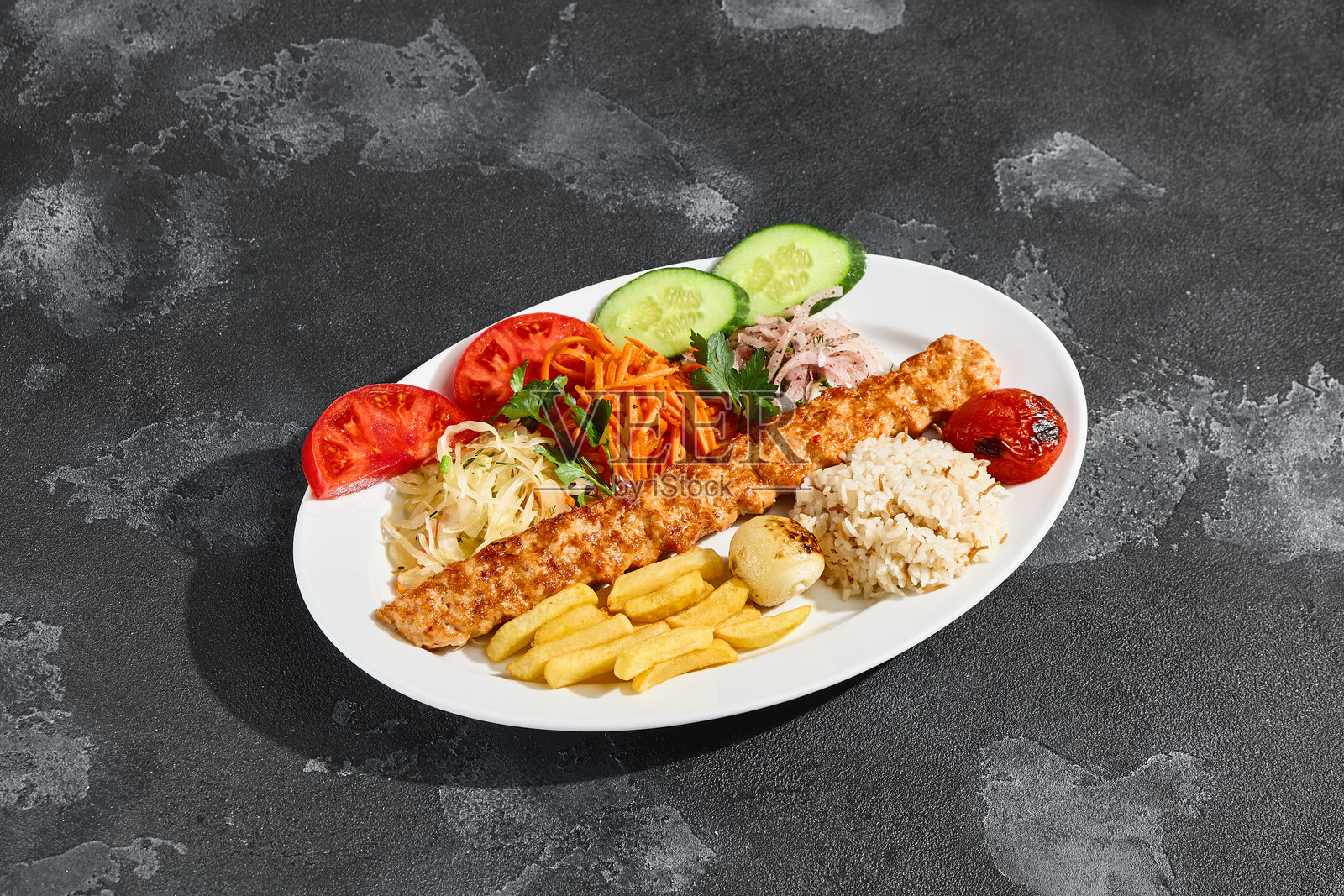 烤肉串配蔬菜和米饭，明亮的影棚灯光，俯视构图照片摄影图片