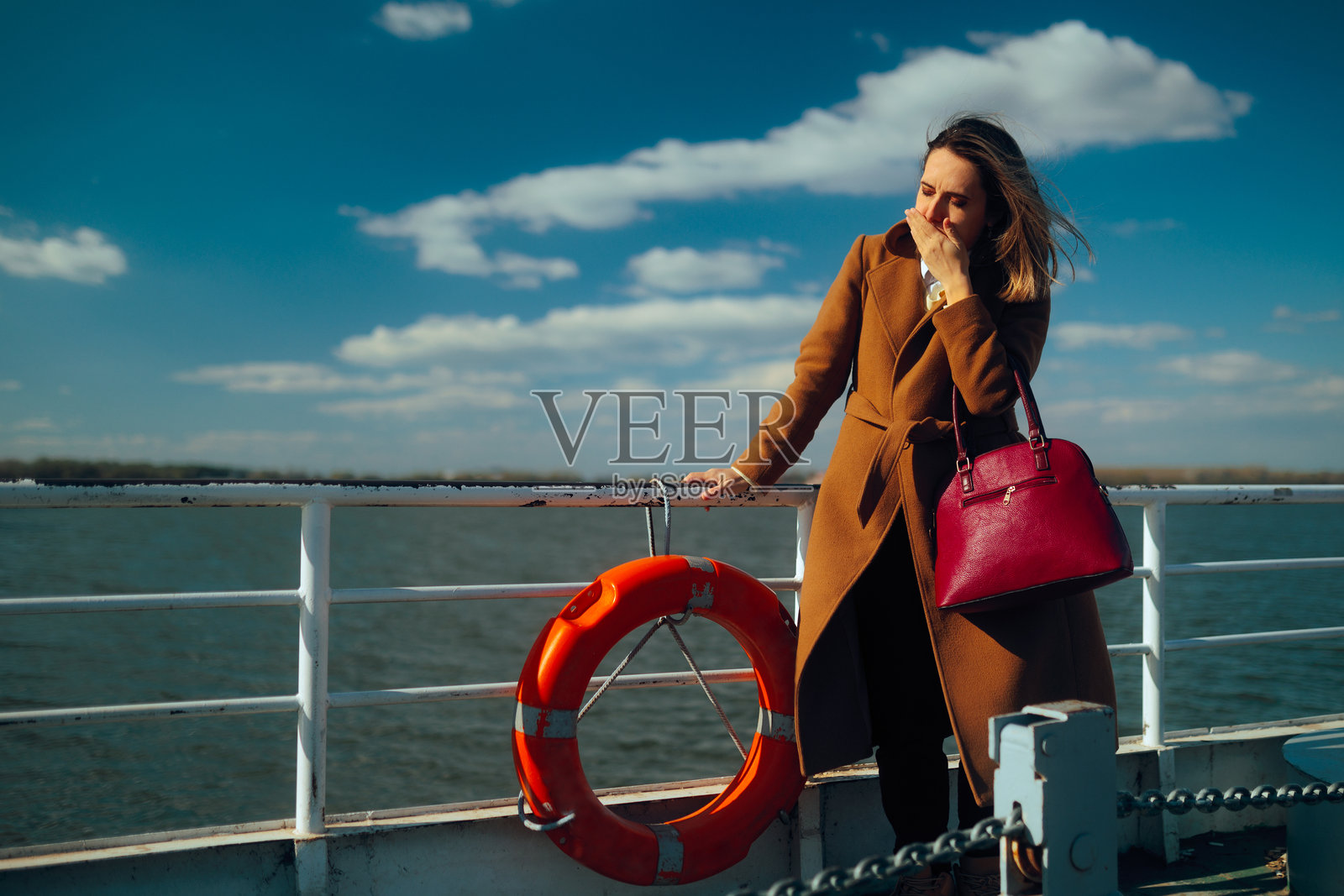 女子在多瑙河旅行时感到晕船照片摄影图片