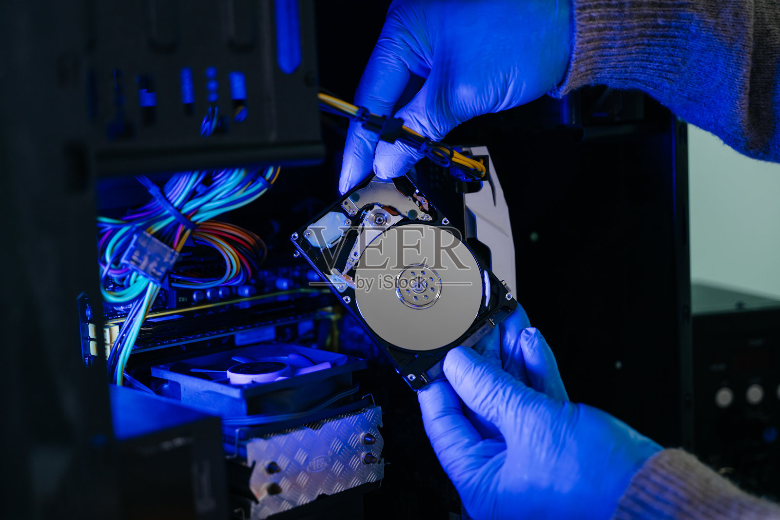 技术人员的桌子上的硬盘驱动器和作为组件的计算机主板。数据、硬件的概念照片摄影图片