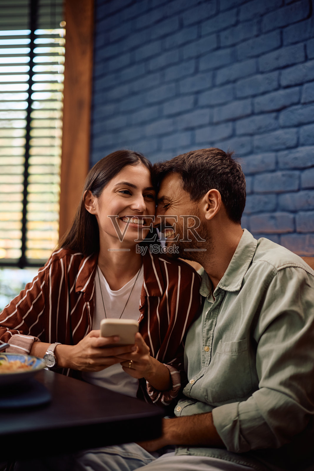 年轻恩爱的情侣在餐厅约会，享受浪漫时光。照片摄影图片