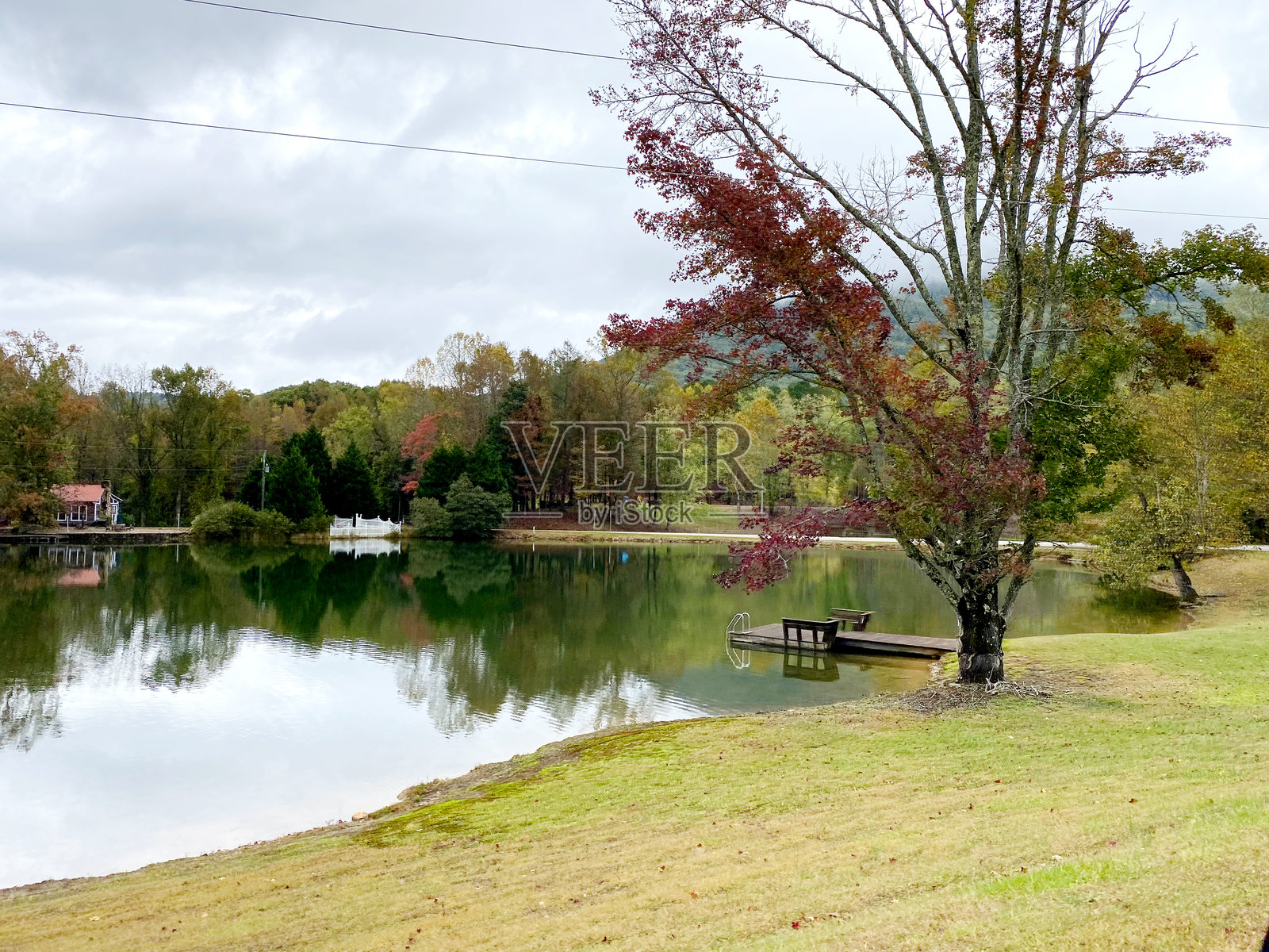 秋季湖泊，有着码头和倒影照片摄影图片