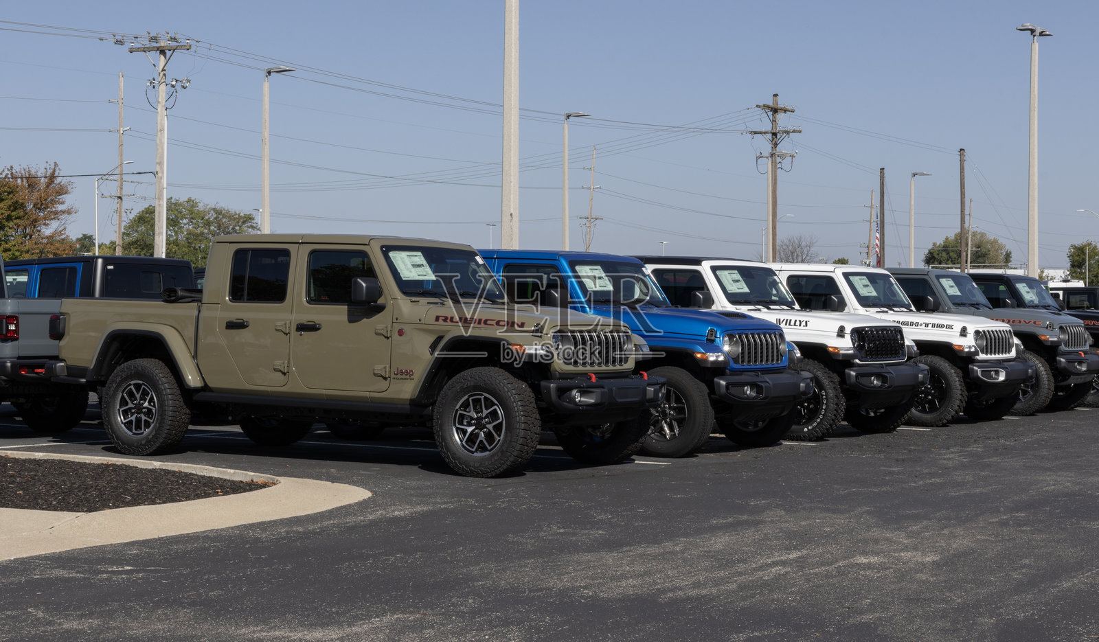 牧马人角斗士展车。牧马人角斗士提供运动版、夜鹰版、威利斯版、莫哈韦版和卢比肯版车型。车型年份：2025照片摄影图片