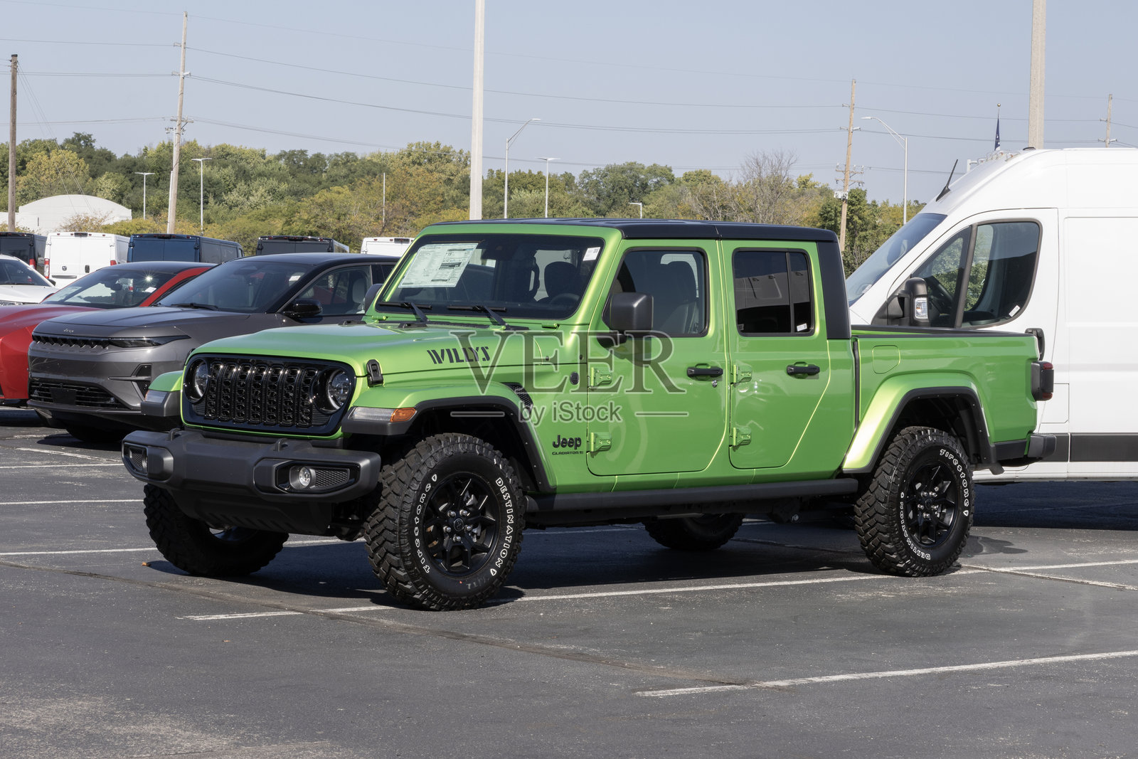 展厅内展示的Jeep Gladiator Willys 4X4皮卡。Jeep为Gladiator提供3.6升VVT V6发动机。车型年份：2025。照片摄影图片