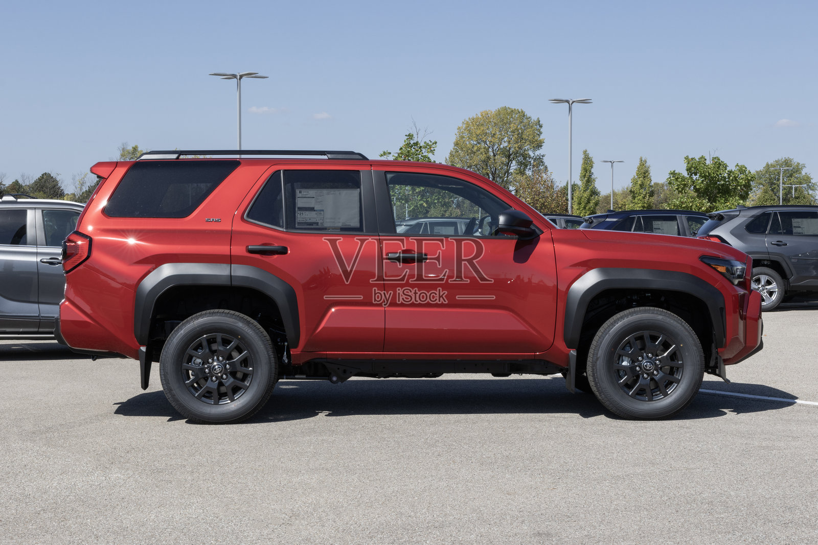 2025款丰田4Runner 4WD SR5 SUV在经销商处。丰田为4Runner提供i-FORCE 2.4升涡轮增压四缸发动机。照片摄影图片