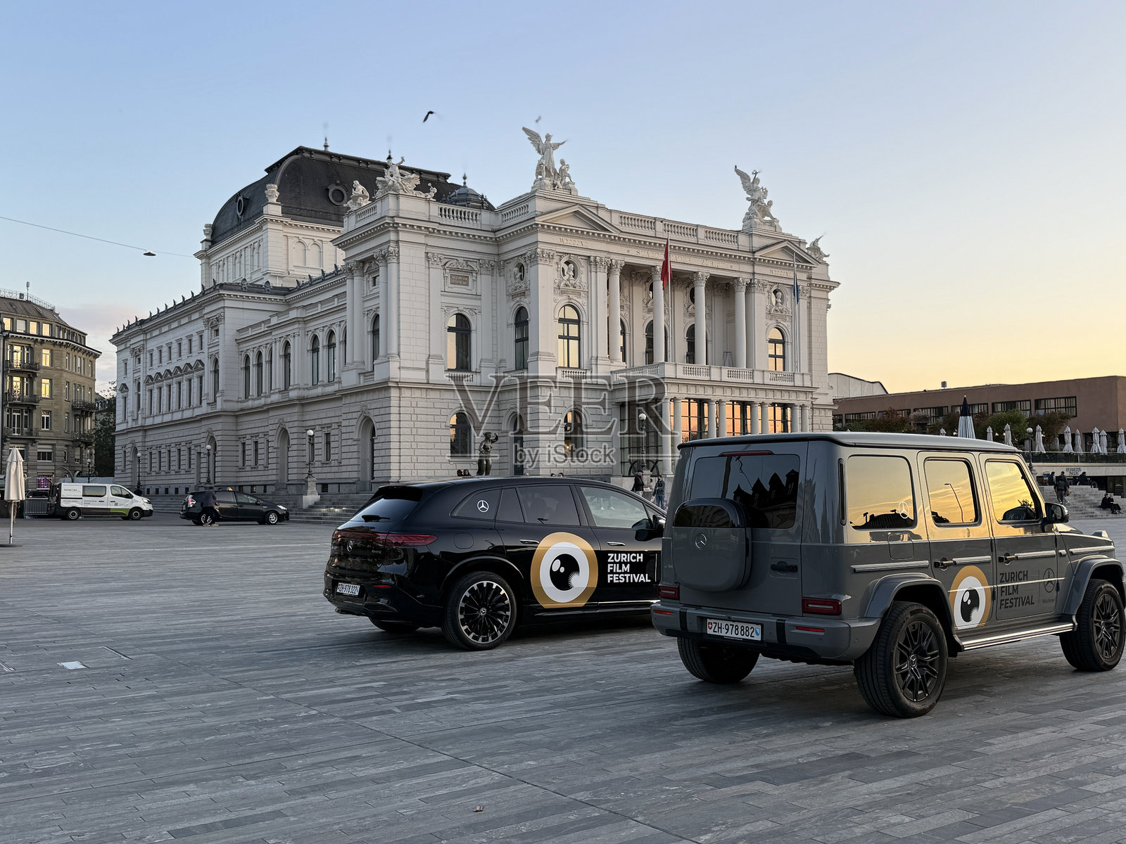 苏黎世电影节标志的两辆汽车停在瑞士苏黎世的Sechseläutenplatz。照片摄影图片