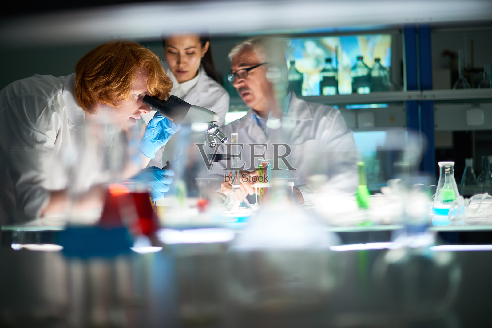 一群受启发的微生物学家正在一起工作照片摄影图片