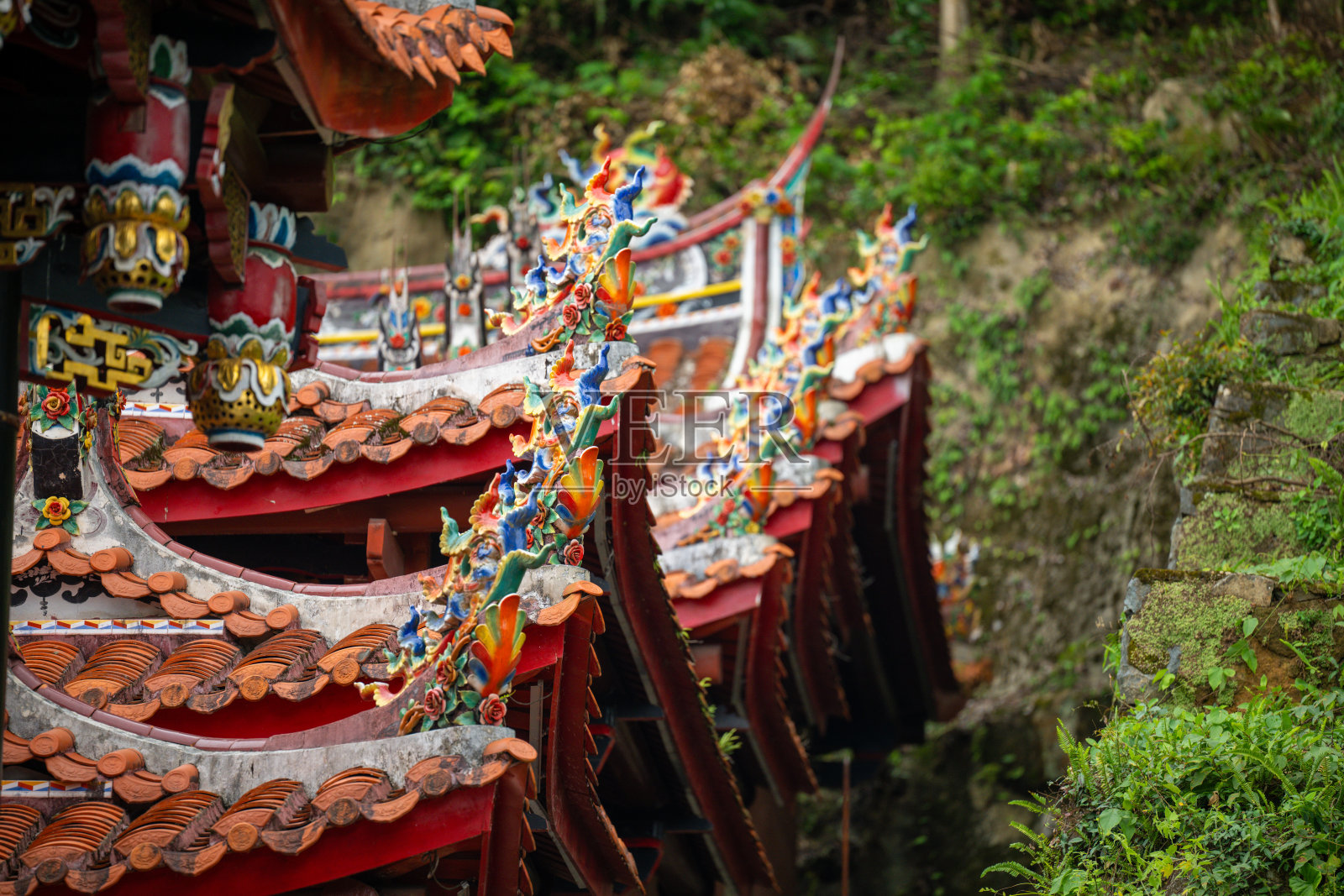 古老寺庙屋顶上错综复杂的彩色绘画照片摄影图片